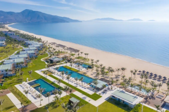 ALMA Resort được ôm trọn bởi biển Bãi Dài xinh đẹp 